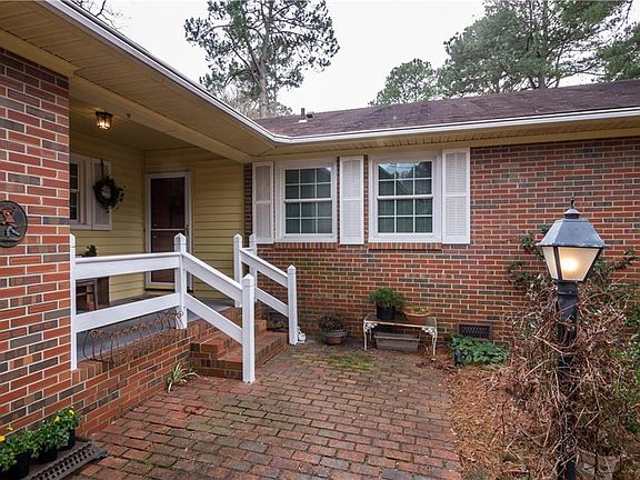 3rd image of 608 W Kingston Ln