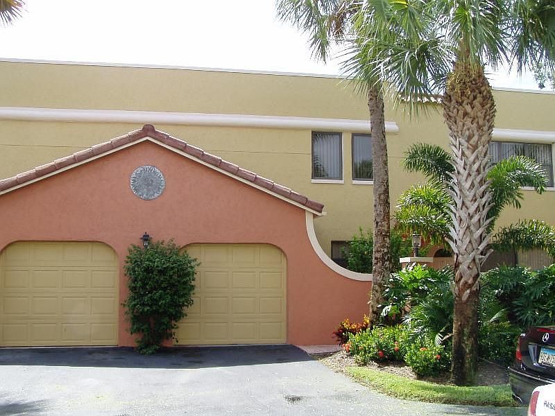 1st image of 34 Uno Lago Dr