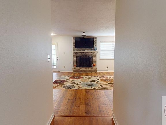 3rd image of 900 Diane Dr