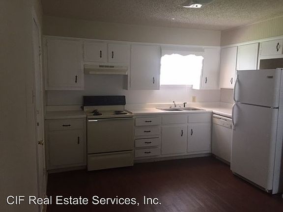 2nd image of 820 Horseshoe Dr