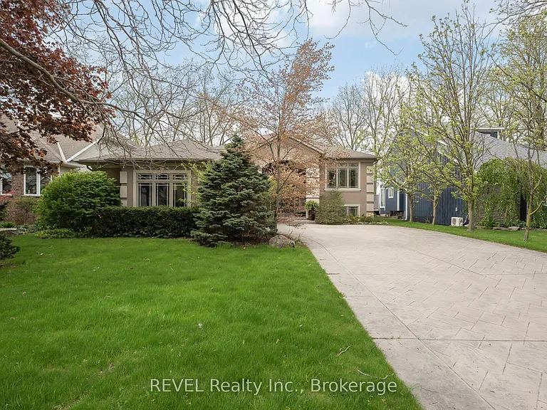 661 Clarence St — Photo 2