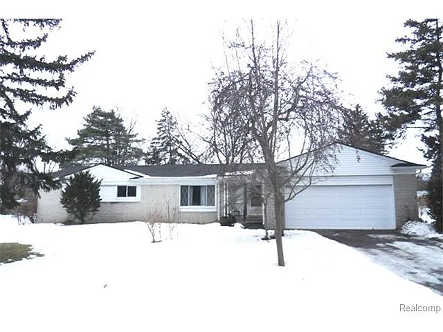 28319 Farmington Rd photo 1