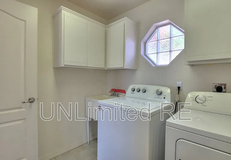 304 Acoma Blvd S — Photo 86