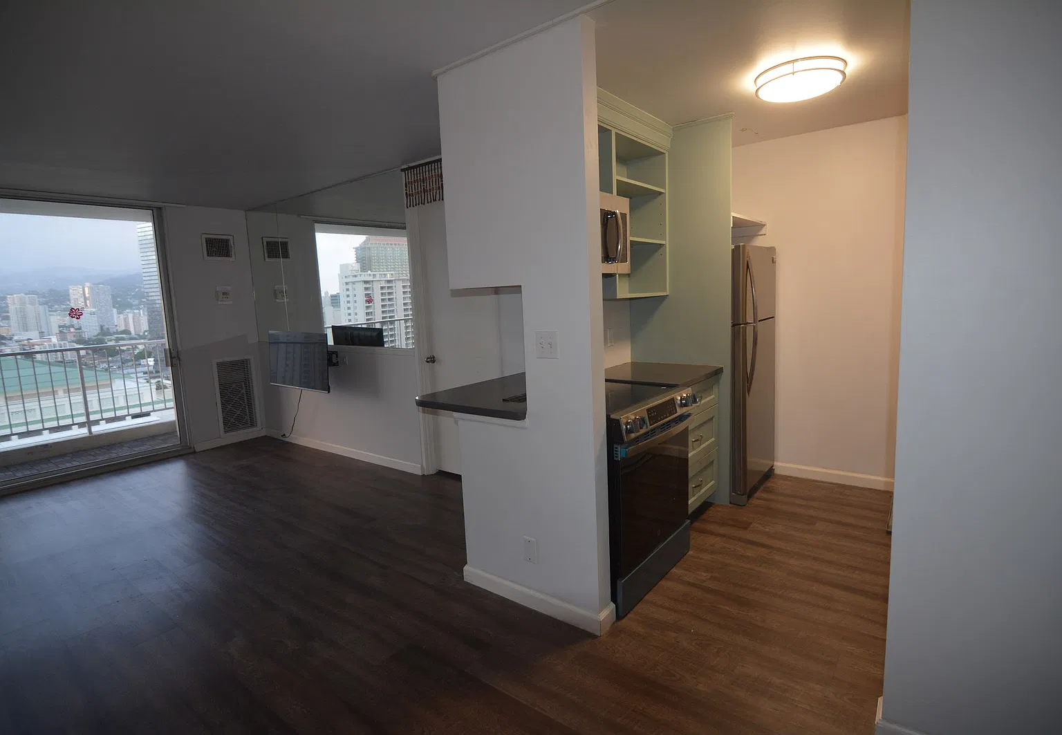 Renovated Immaculate 1/1/1 Villa on Eaton Square — Photo 3