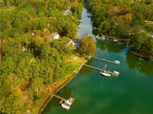 291 Skipjack Ln, Cobbs Creek, VA 23035