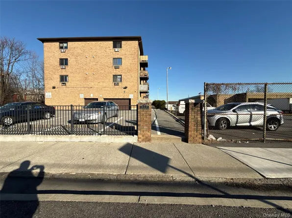 142 Trenchard St APT 1D, Yonkers, NY 10704