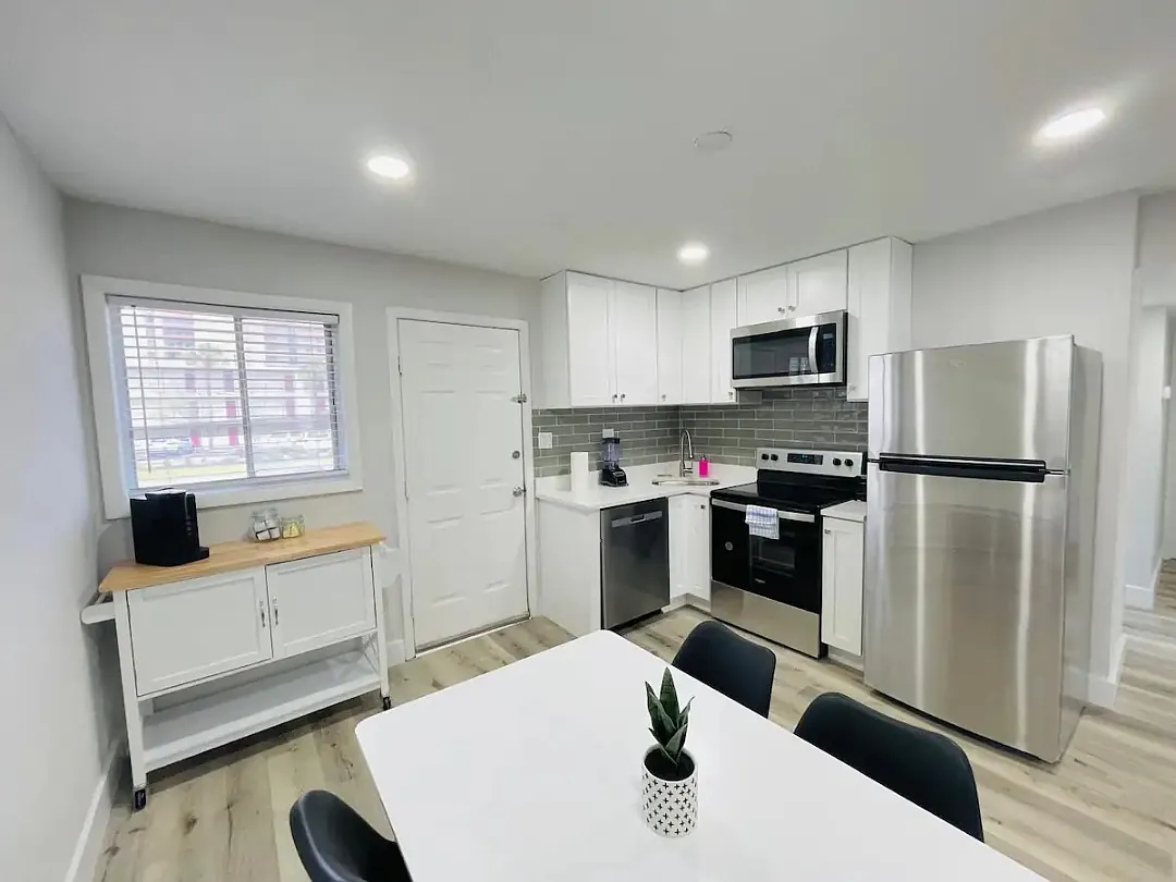 2 bed, 1050 sqft, $2,200 — Photo 4
