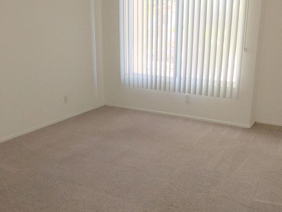 4th image of 6645 Woodman Ave #107