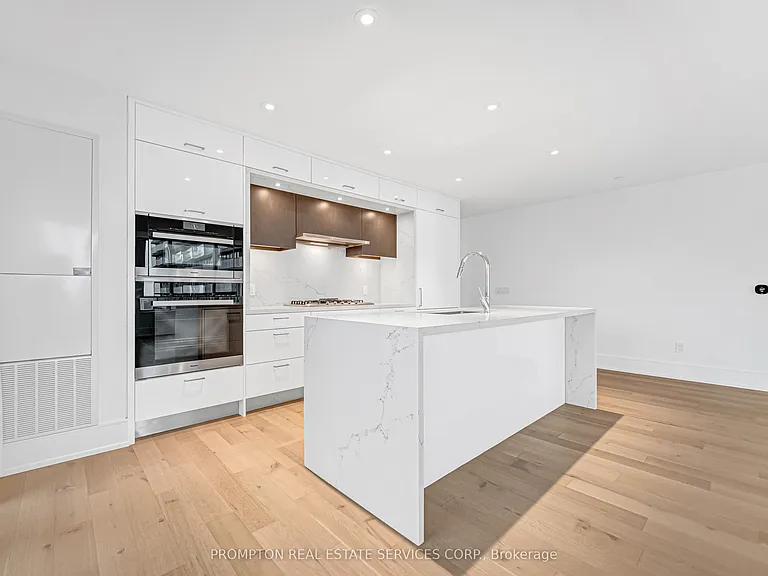 455 Wellington St W #908 — Photo 18