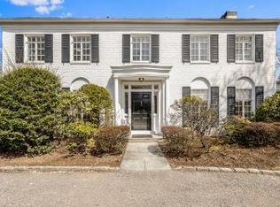 22 Birchwood Ln, Great Neck, NY 11024