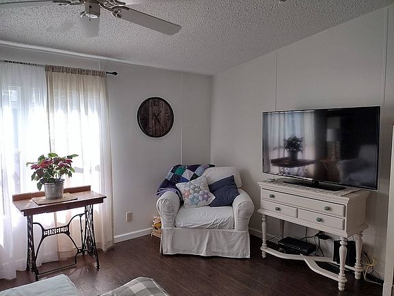 5th image of 403 Kingslake Dr