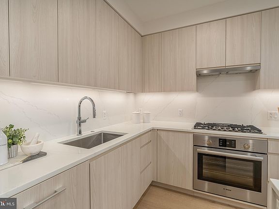4th image of 701 Swann Ave Unit 303