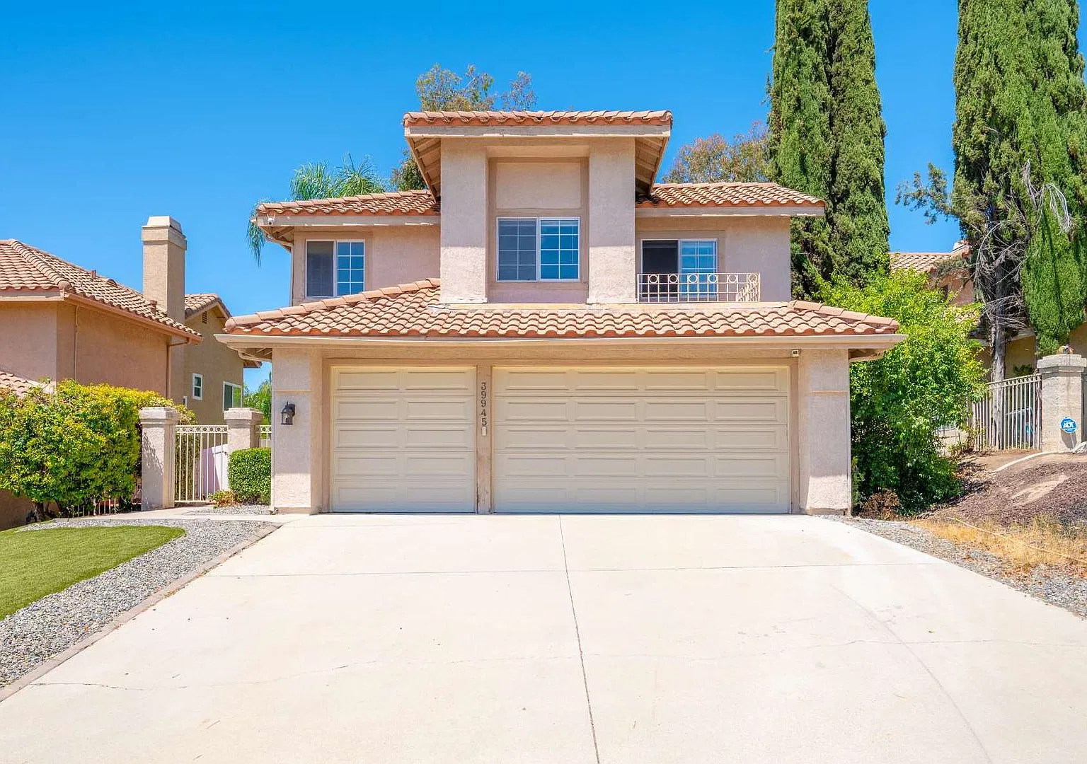 Murrieta - 2-story 5 bed / 2.5 bath Home with A/C, Garage, Laundry + More! — Photo 1