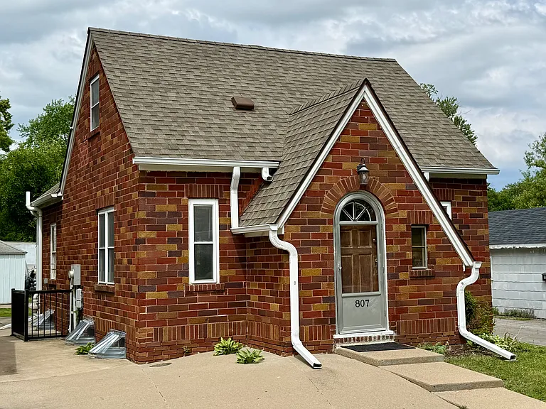 807 Hazel St — Photo 1