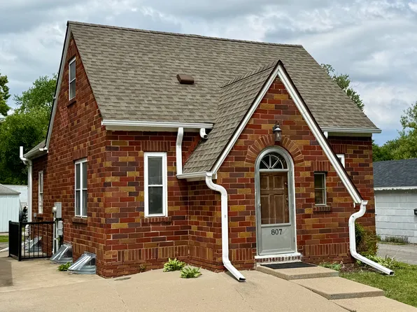 807 Hazel St, Pella, IA 50219