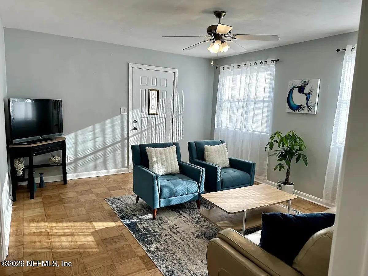 3 bed, 1.0 bath, 1014 sqft, $1,750 — Photo 3