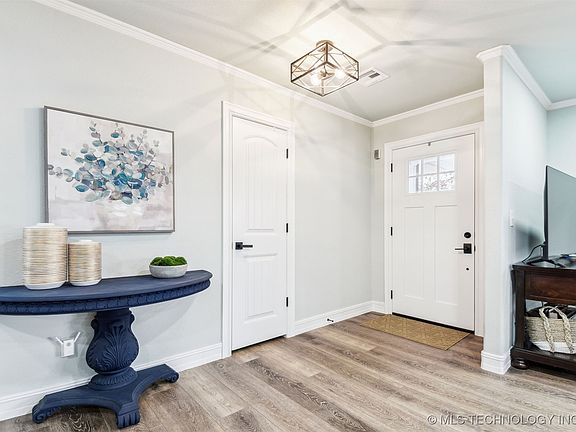 4th image of 208 Hinton Blvd