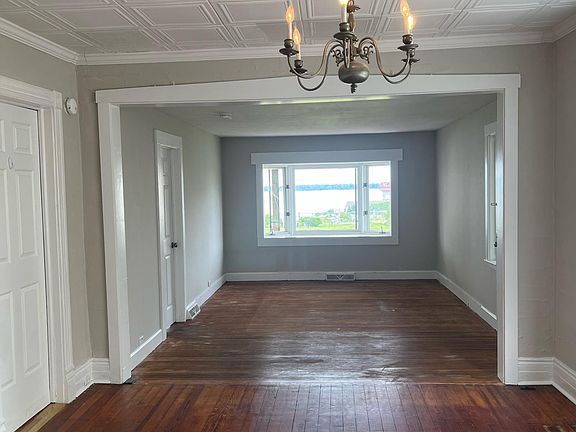 3rd image of 942 W 2nd St #3