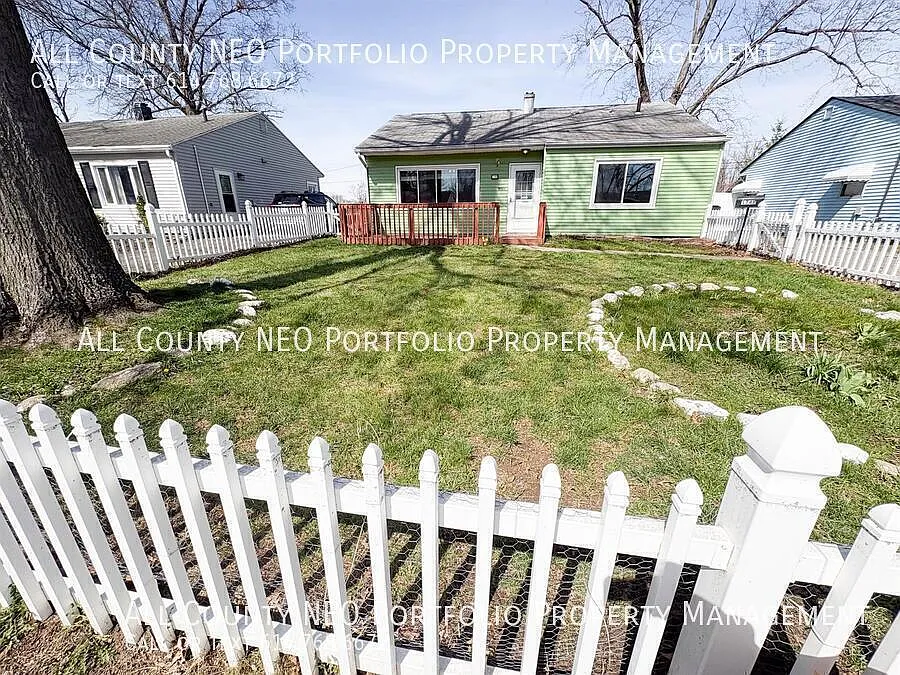 3-Bedroom Ranch with Fenced Yard & Washer/Dryer! — Photo 2