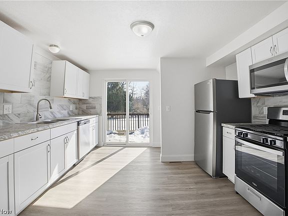 5th image of 1039 Laverne Ave