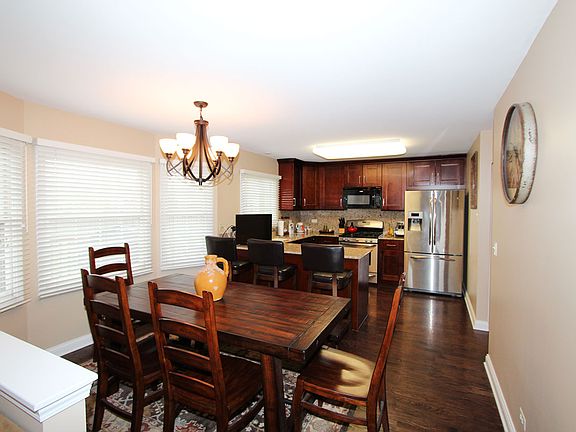 2nd image of 1161 Stratford Ln