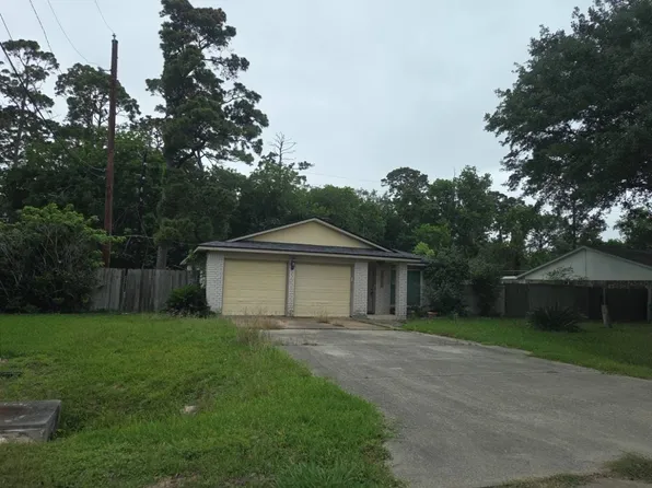 9911 Forest Hollow Dr, Baytown, TX 77521