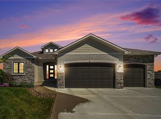 4075 NE Timberlake Ct, Lees Summit, MO 64064