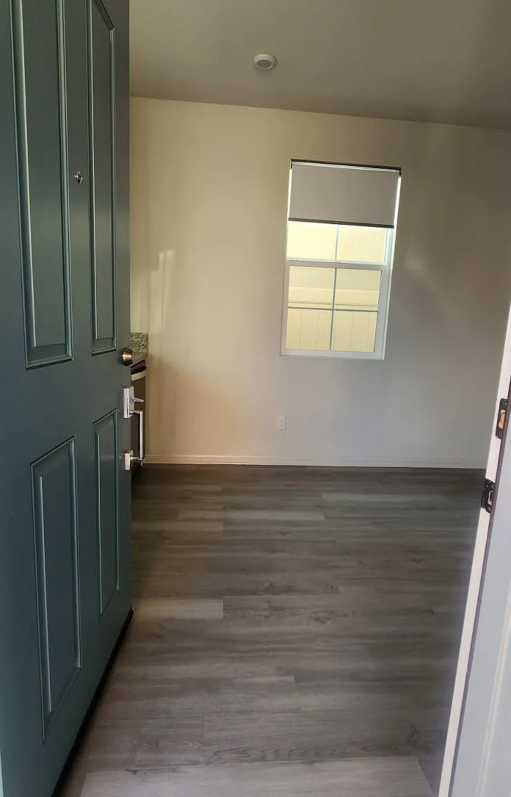 Studio, 700 sqft, $1,100 — Photo 3