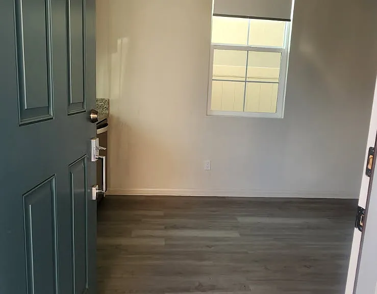 705 Carnation Ln — Photo 3