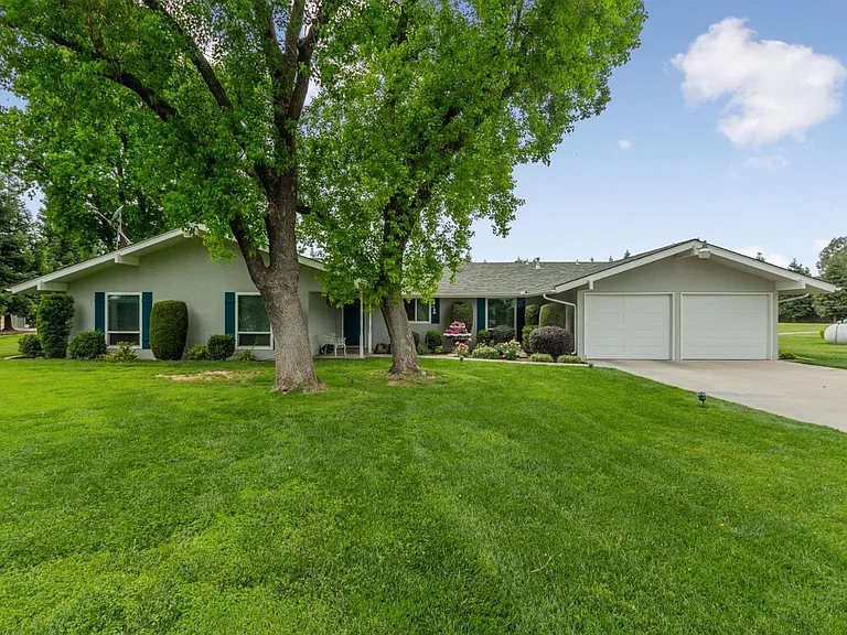 10521 N Minnewawa Ave — Photo 1