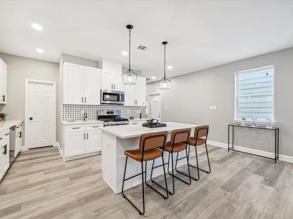 982 Randolph St, Houston, TX 77088