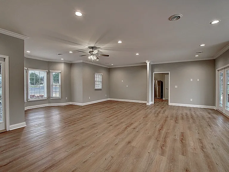 209 University Pkwy #10 — Photo 11