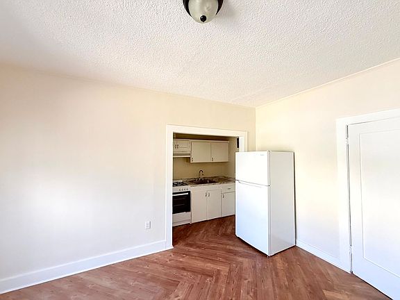 3rd image of 1614 N Kenmore Ave APT 6