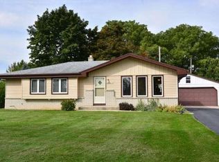W236N6453 Hillview Dr, Sussex, WI 53089