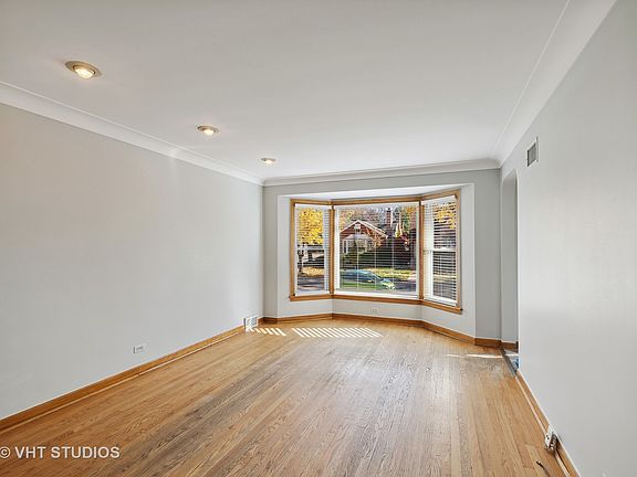 4th image of 1854 N Natoma Ave