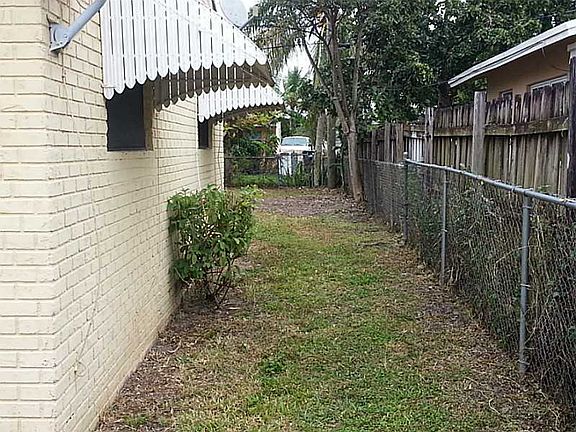 2nd image of 15605 NE 11th Ct