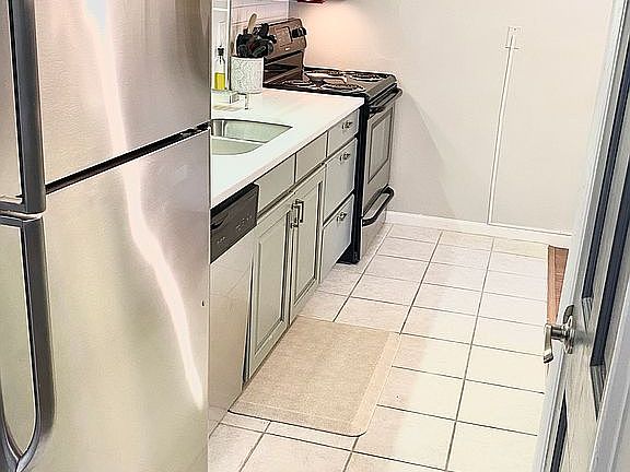 4th image of 1008 N Corona St APT 304