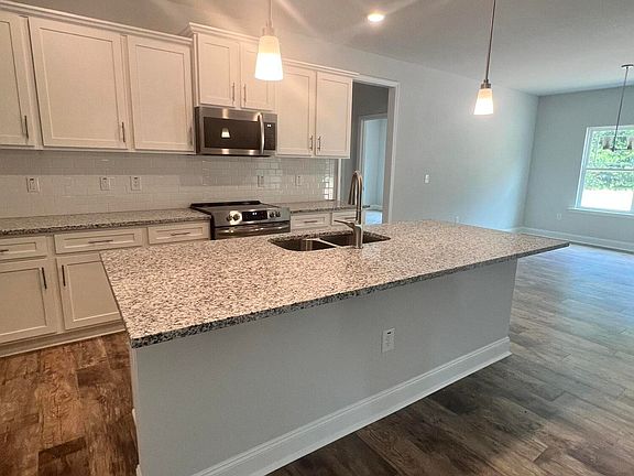 4th image of 807 Madison Ann Drive