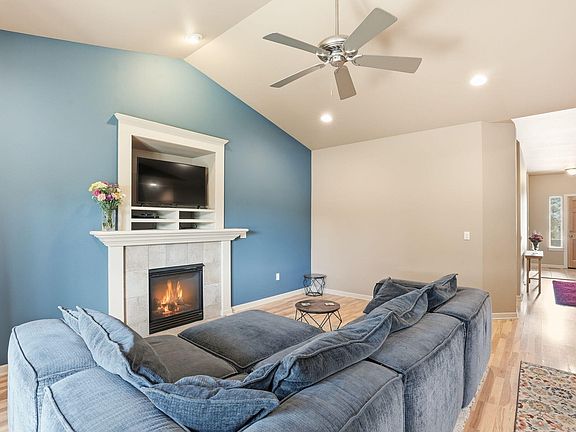 5th image of 3279 NE Jonahs Ct