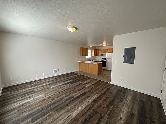 3rd image of 610 Linden Dr APT 4
