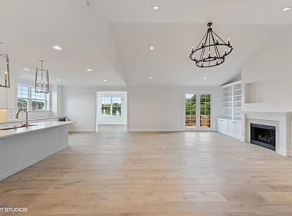 3rd image of 1572 Woodview Ln