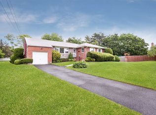11 Shady Ct, Bay Shore, NY 11706