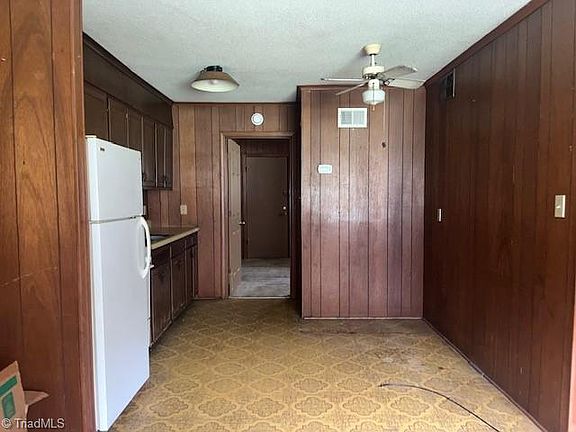 4th image of 305 Lake Dr