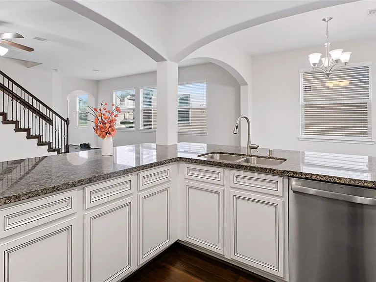 8403 Columbia Forest Dr — Photo 6