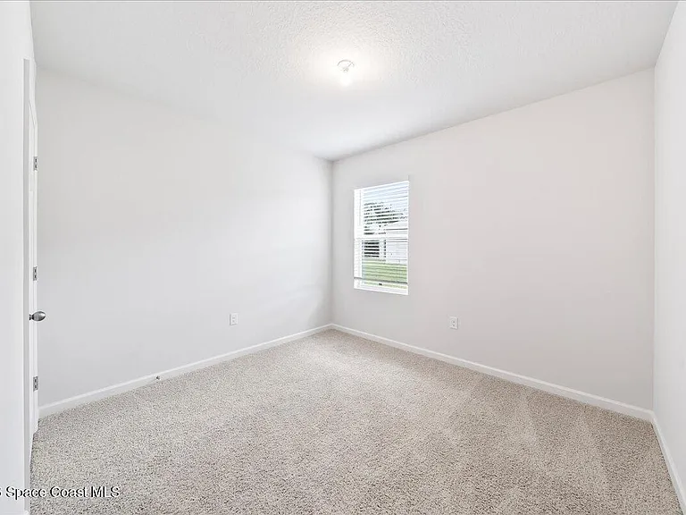 566 Rembrandt St SE — Photo 5