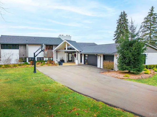 26247 E River Rd, Grosse Ile, MI 48138