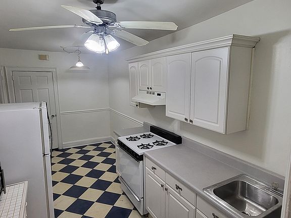 4th image of 1715 Bay St