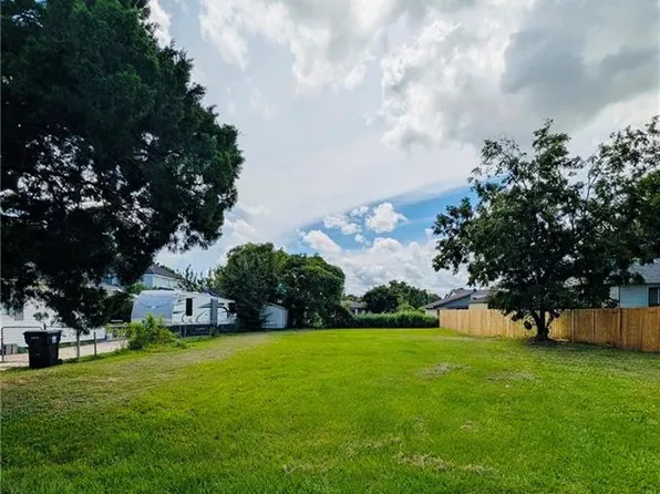 202 2nd St, Chalmette, LA 70043