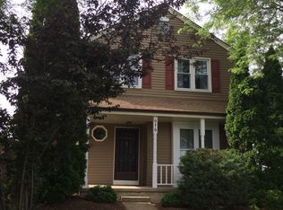 916 Geneva Dr, Geneva, IL 60134