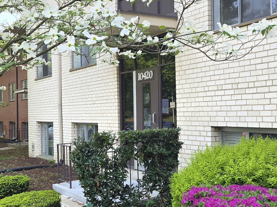 Beautifully landscaped building with 2 parking spaces infront of the building